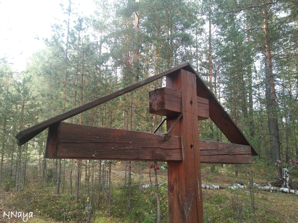 На кресте видна рамочка. Возможно, там была икона.