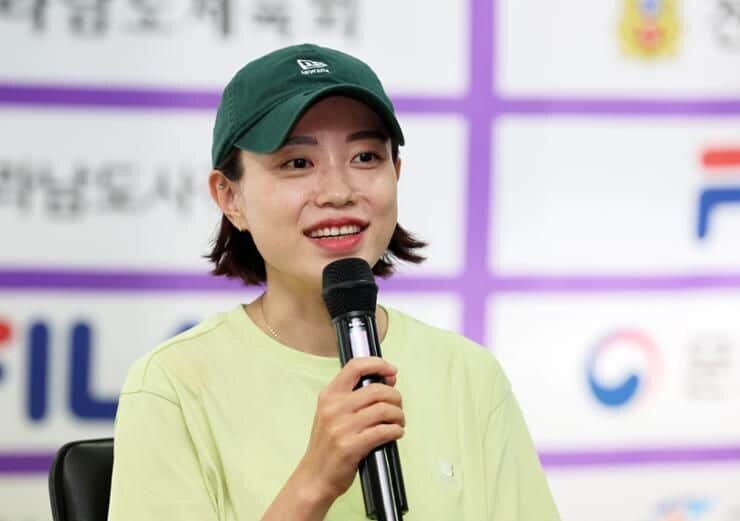    Корейский серебряный призер по стрельбе Ким Е Джи выступает во время пресс-конференции 20 августа 2024 года