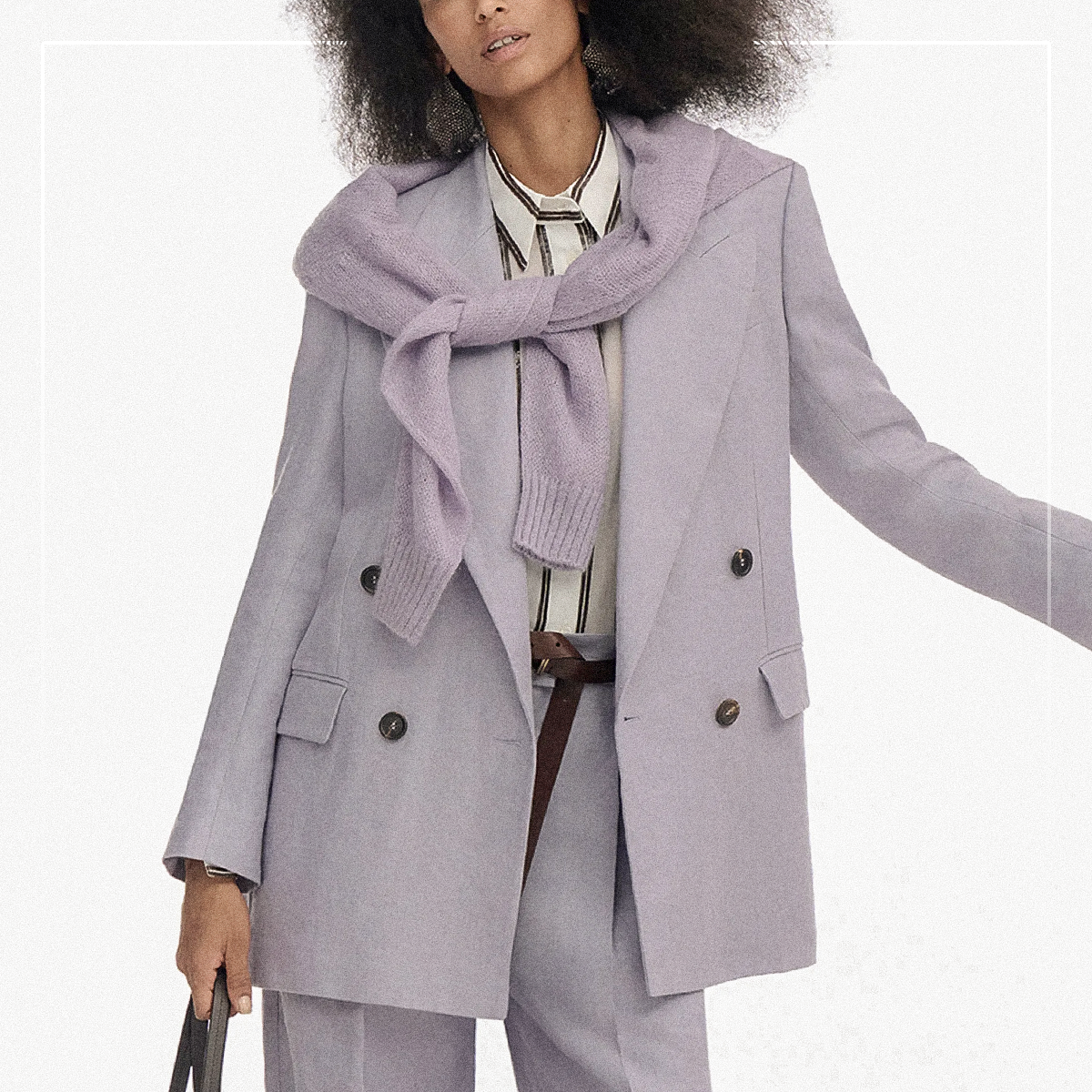 Базовый джемпер поверх костюма от Брунелло Кучинелли