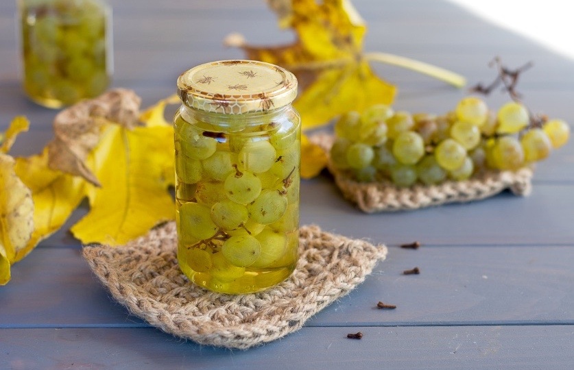 Нашла отличную замену оливкам и маринованным огурцам. Такую вкуснятину готовлю из обычного винограда.