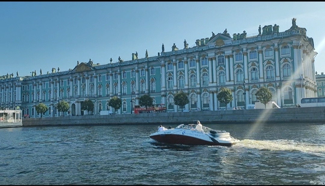 Разнообразные маршруты по рекам и каналам Санкт-Петербурга! Есть из чего выбрать и насладиться видами. 