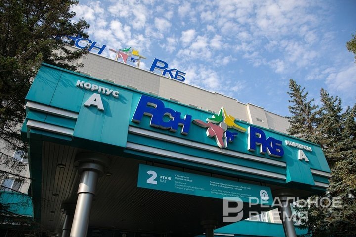 Ординатуру наш герой проходил в КГМУ на базе РКБ. Ординаторы-хирурги учатся, проходя поочередно циклы в разных профильных отделениях клиники. Мария Зверева / realnoevremya.ru