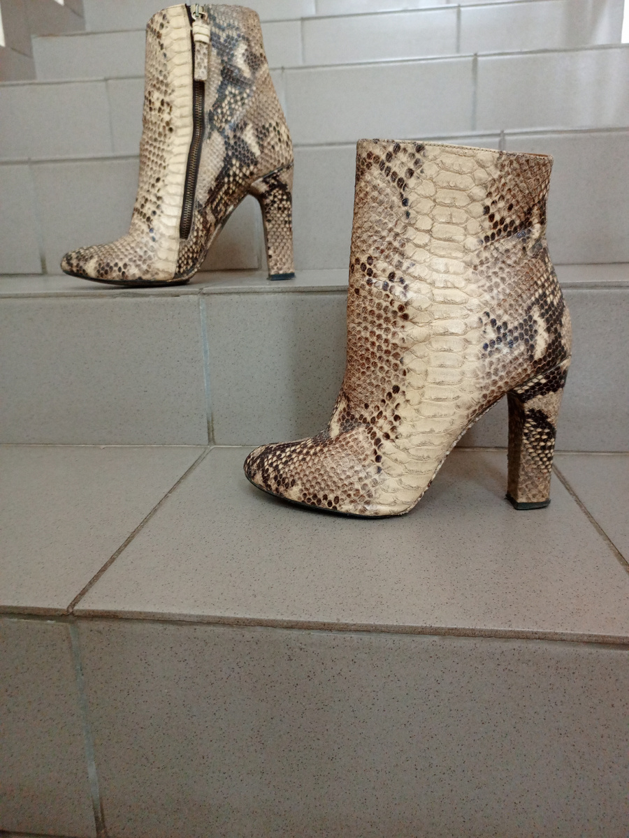 Вот они, "легендарные" полусапожки от Зара. Сохранились, как музейный экспонат 😆