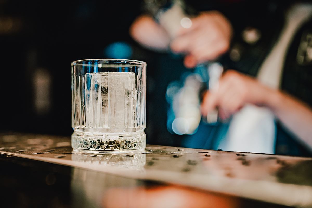 semenovp / Shutterstock / FOTODOM📷Социальные нормы и ожидания также играют роль в том, как человек воспринимает употребление алкоголя.