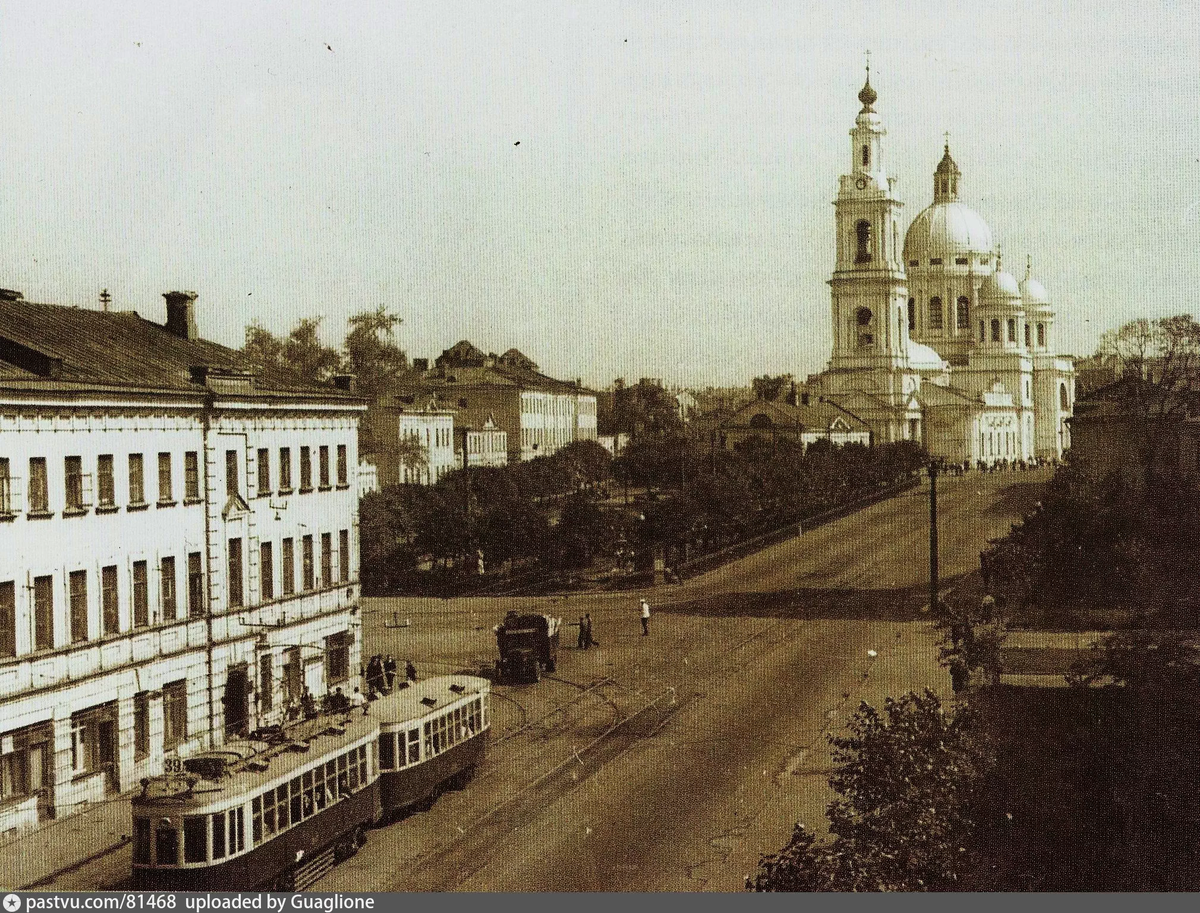 Трамвай №39 на Спартаковской улице. На заднем плане Елоховский собор, 1948. С сайта www.pastvu.com.