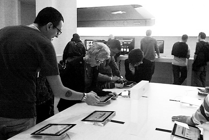 В магазине Apple. Фото автора статьи