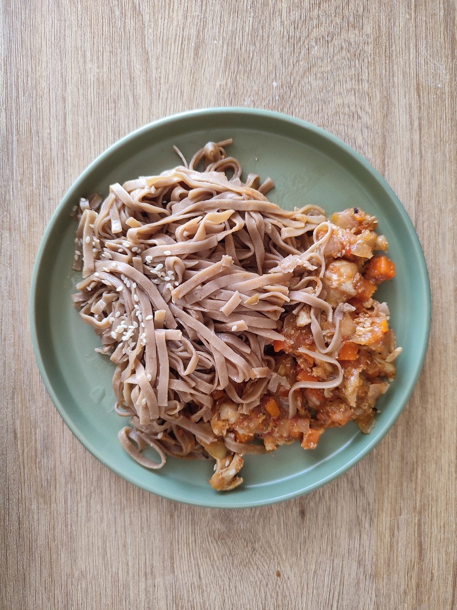 Соба и рагу с курицей