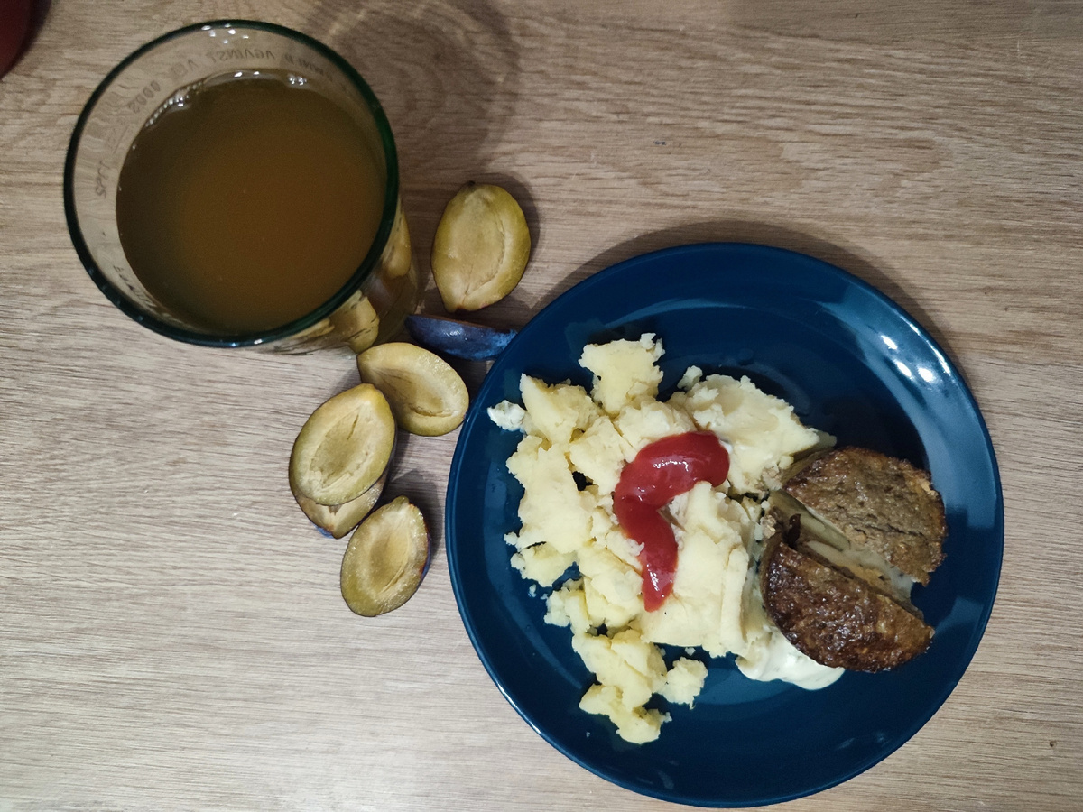 Печяеночный маффин, пюрешка, сливы и стакан медовухи на ночь.