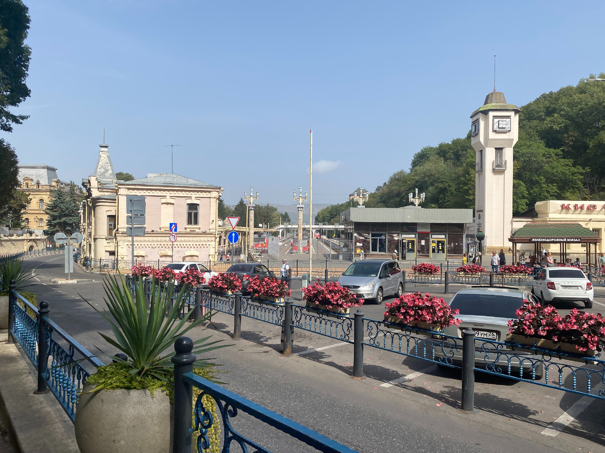 Железнодорожный вокзал Кисловодска... Фото автора