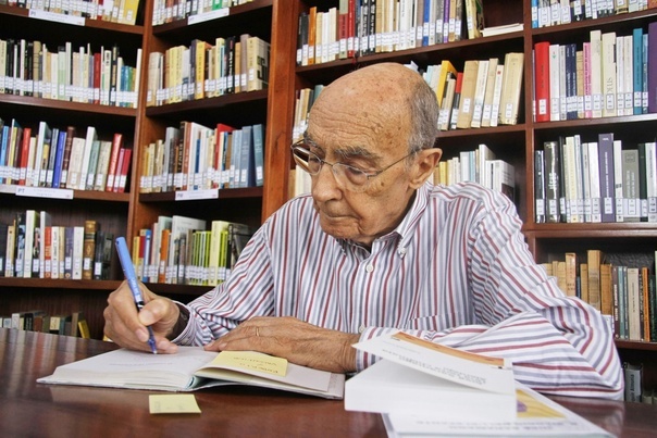 Португальский писатель Жозе Сарамаго.