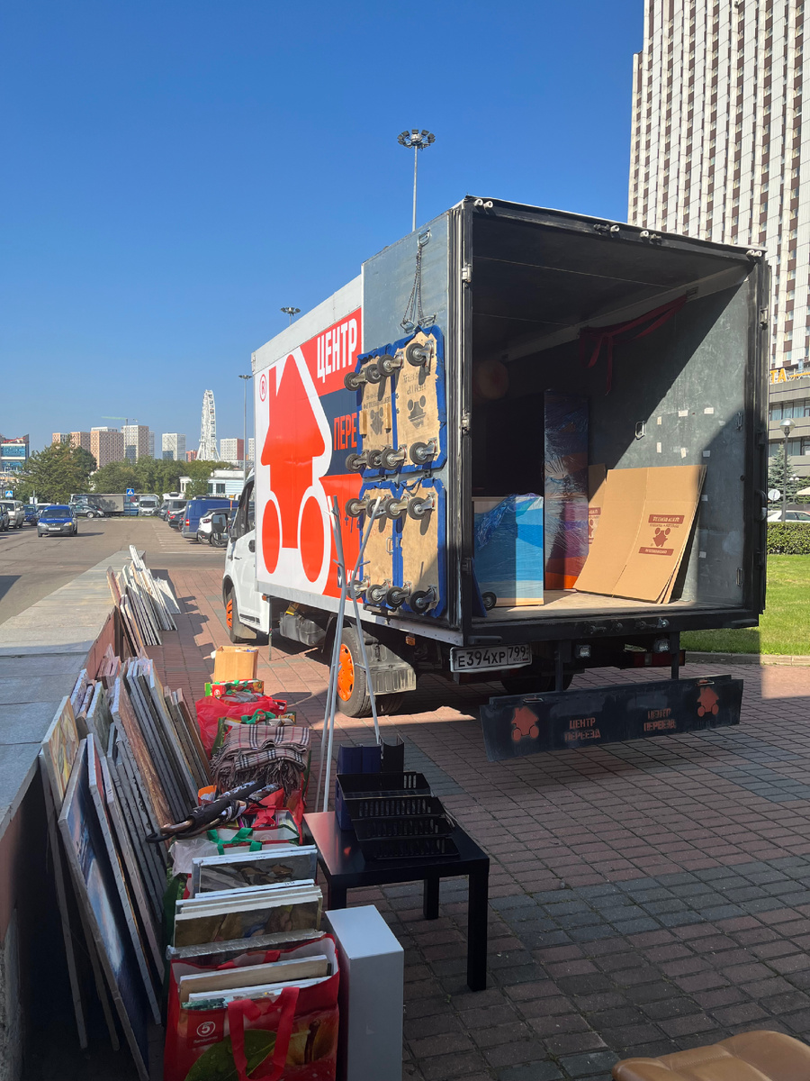 Переезд не так уж страшен, если есть четверо взрослых детей, жена, пара друзей и два профессиональных грузчика:) За три ездки справились