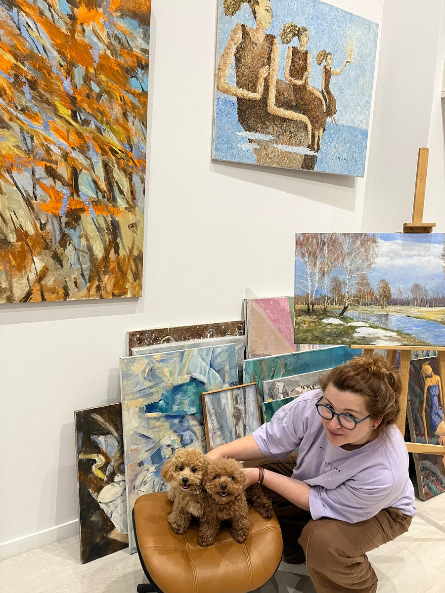 Расставлять картины на новом месте помогали опять-таки дети и парочка юных искусствоведов 