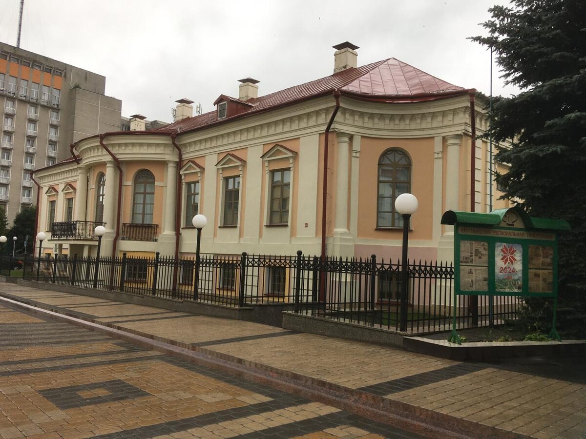 Дворец со сторона пинской пешеходки. Фото канала Жизнь смеялась, - в ком осталась! 