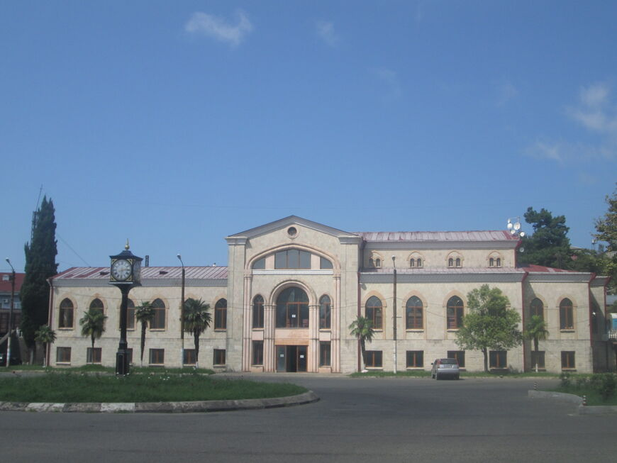 Вокзал. Озургети. Фото с сайта https://www.tourister.ru/world/asia/georgia/city/ozurgeti/railstations/40947 Взято с Яндекс.Картинки