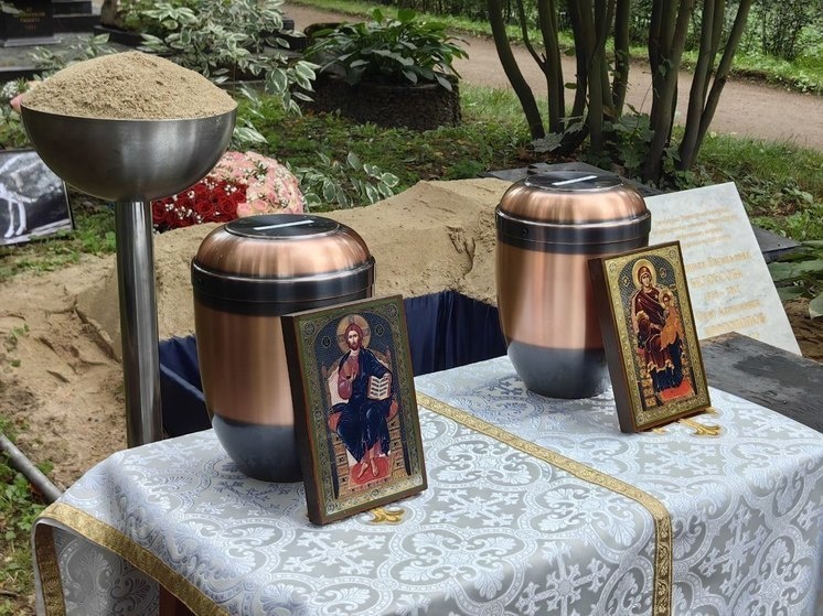     Урны с прахом фигуристов захоронили в Петербурге. Фото: «МК в Питере»