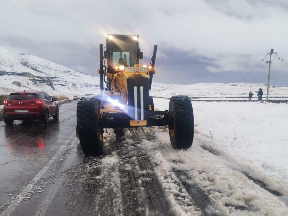    Последствия снегопада в провинции Квазулу-Натал в ЮАР© Фото : Department of Community Safety, Roads and Transport