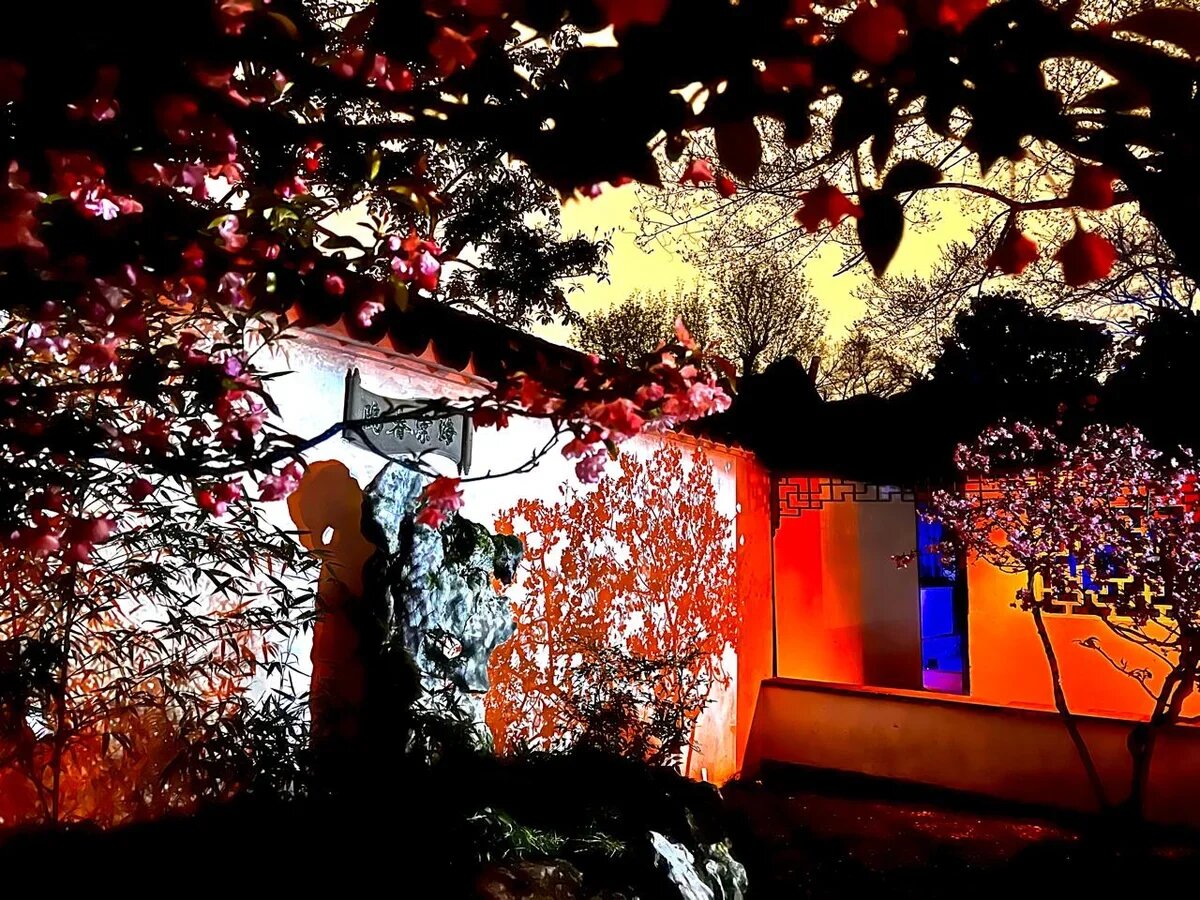    В саду "Скромного чиновника" поздним вечером. Провинция Цзянсу, Китай. Фото АТОР