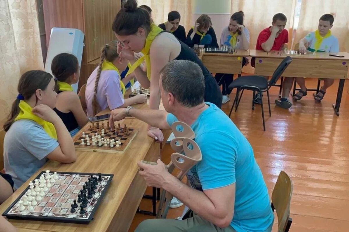    Награждённый орденом Мужества боец стал тренером по шахматам на Ставрополье