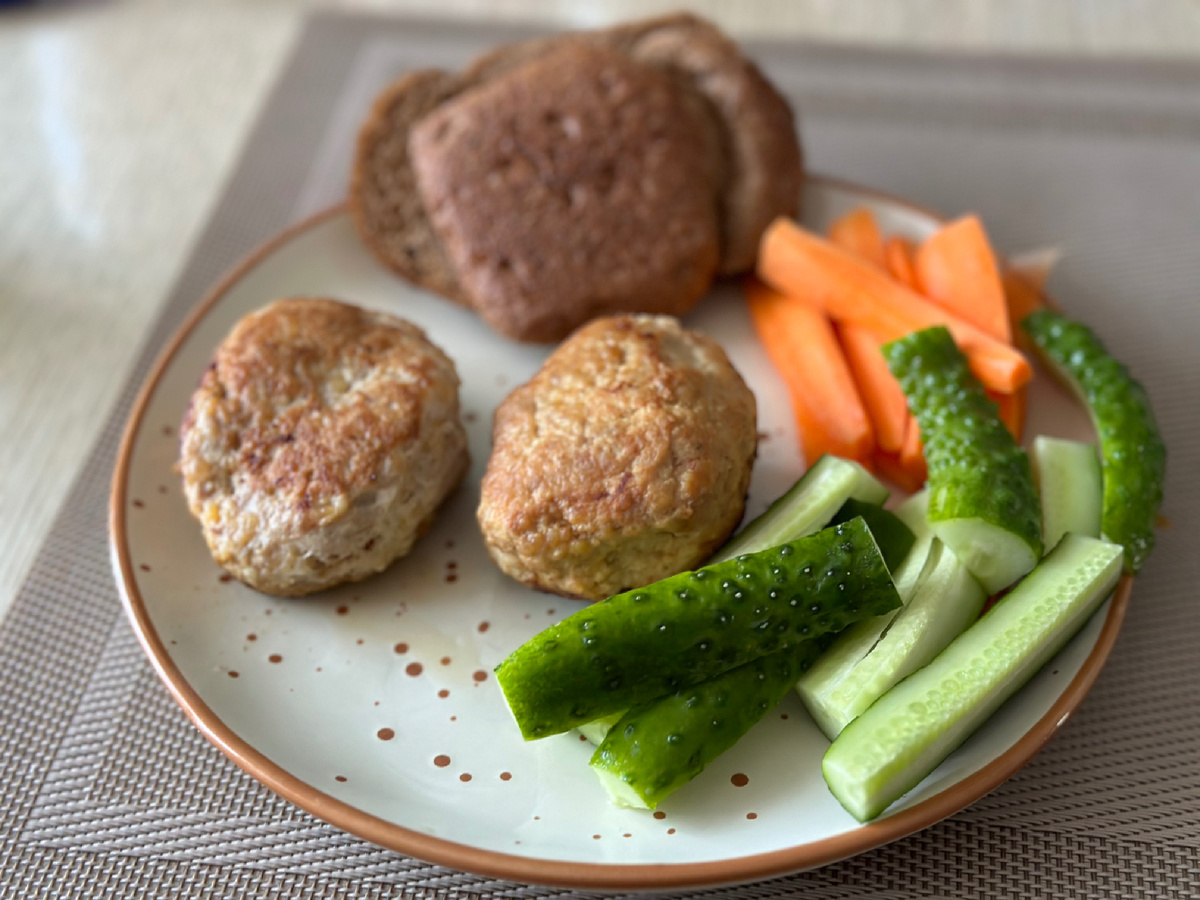 Котлеты из бедра индейки и куриной грудки, хлеб, огурцы, морковка