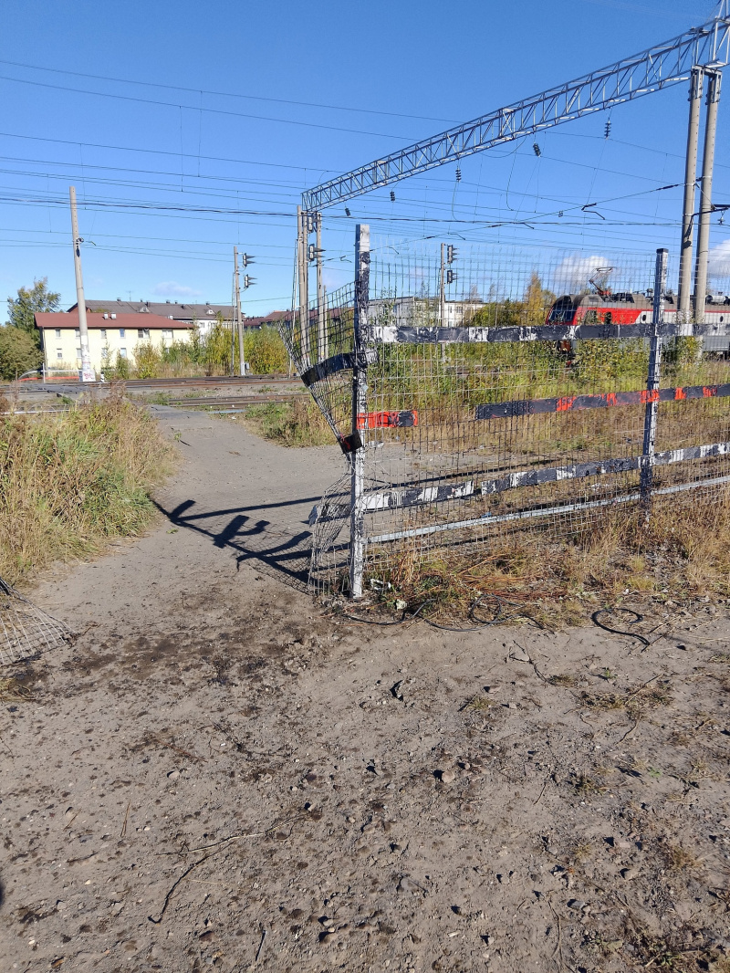    Проход открыт: в Петрозаводске сломали забор, установленный на ж/д путяхКУККОВКА.РФ | микрорайон Кукковка