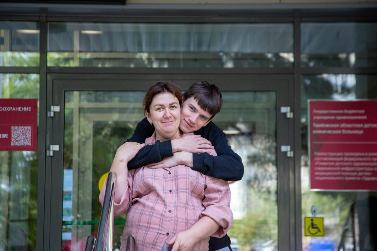 Алексей почти каждый день после колледжа заходил в больницу навестить младшего брата. 