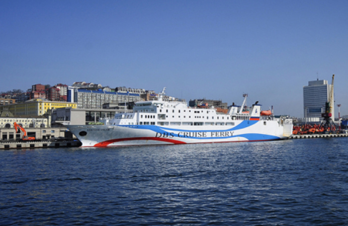    Корейский паром DBS Cruise Ferry у морского вокзала Владивостока.  Юрий Смитюк/ТАСС