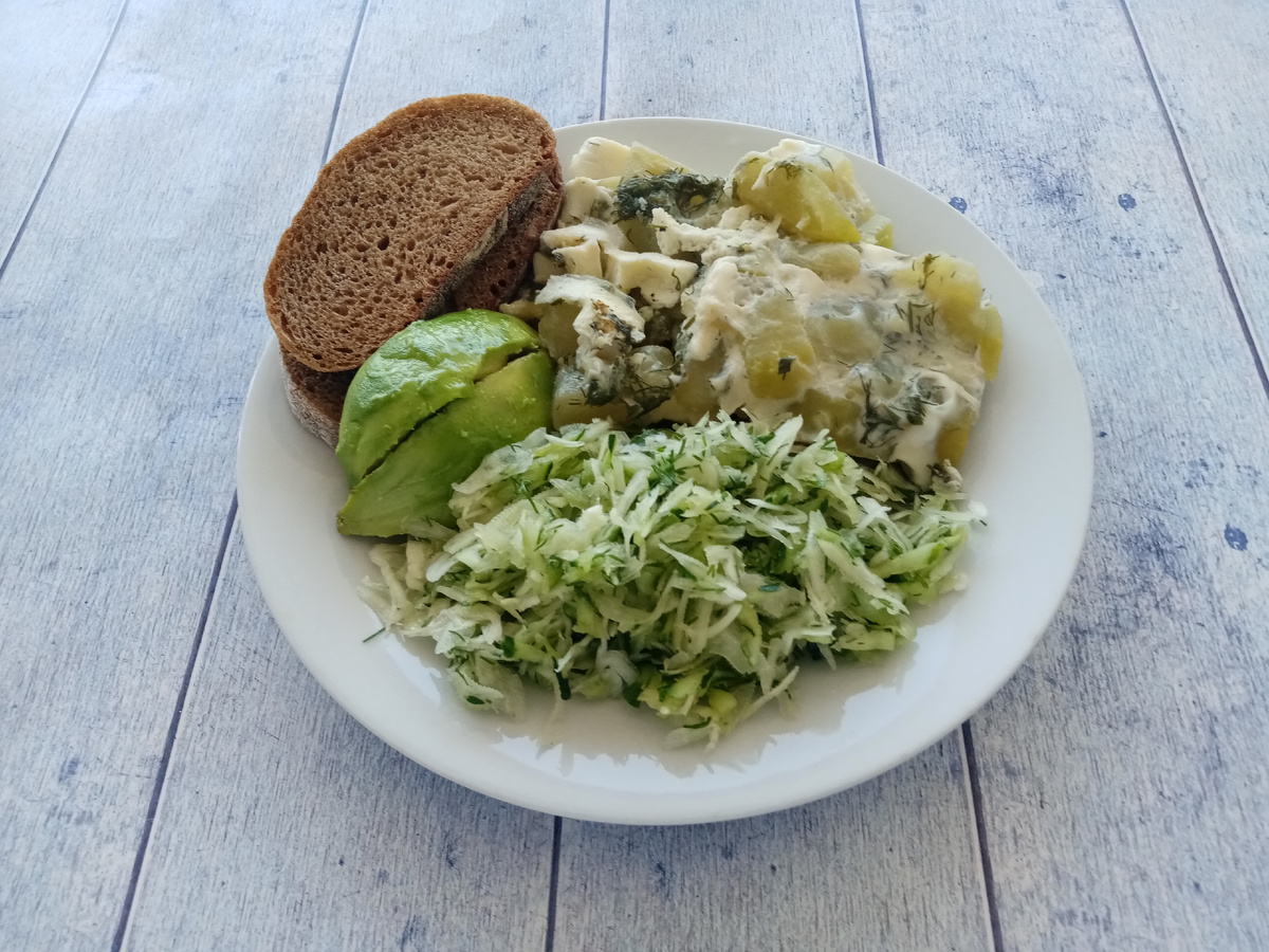 Завтрак. Омлет с кабачками, авокадо, капустный салат и хлеб. И ещё был чёрный чай с молоком и сахаром.