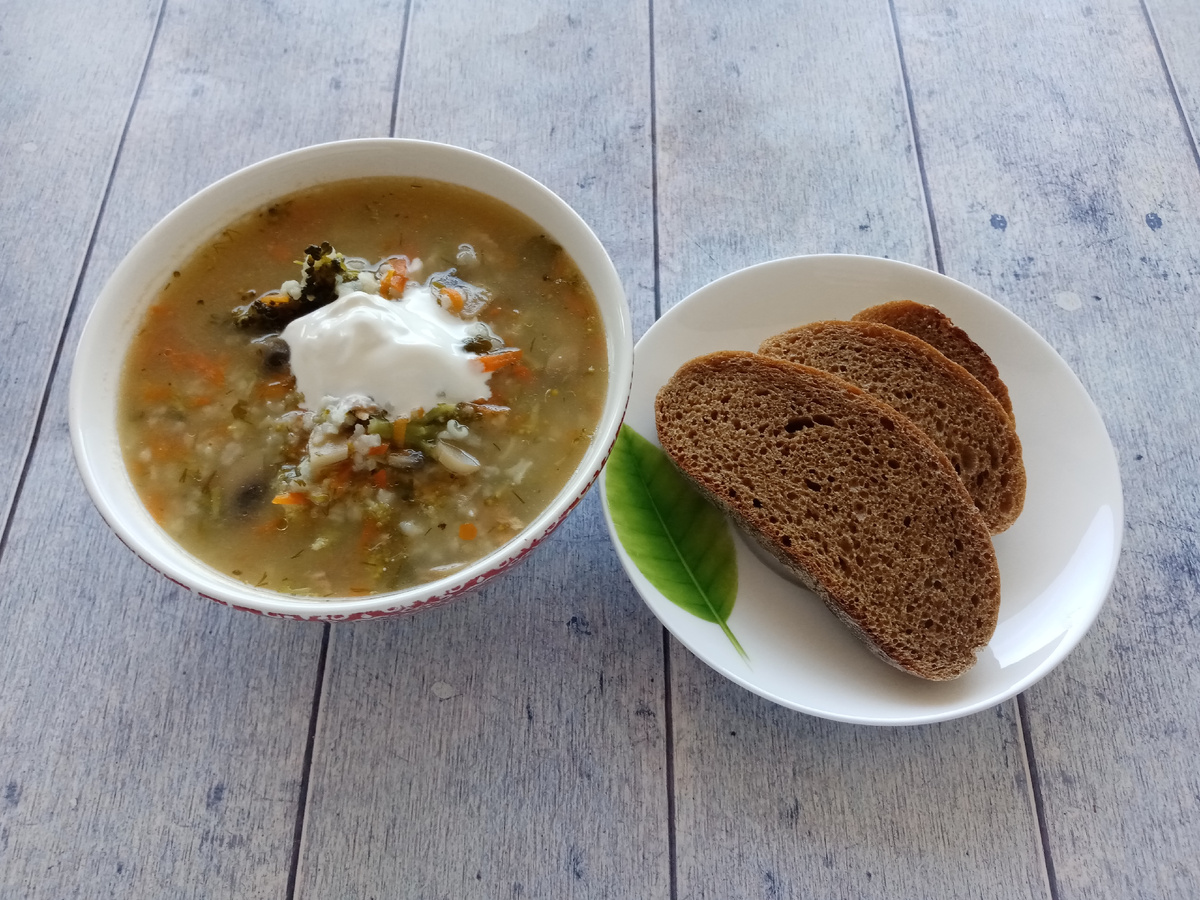 Обед. Суп рыбный со сметаной, хлеб.