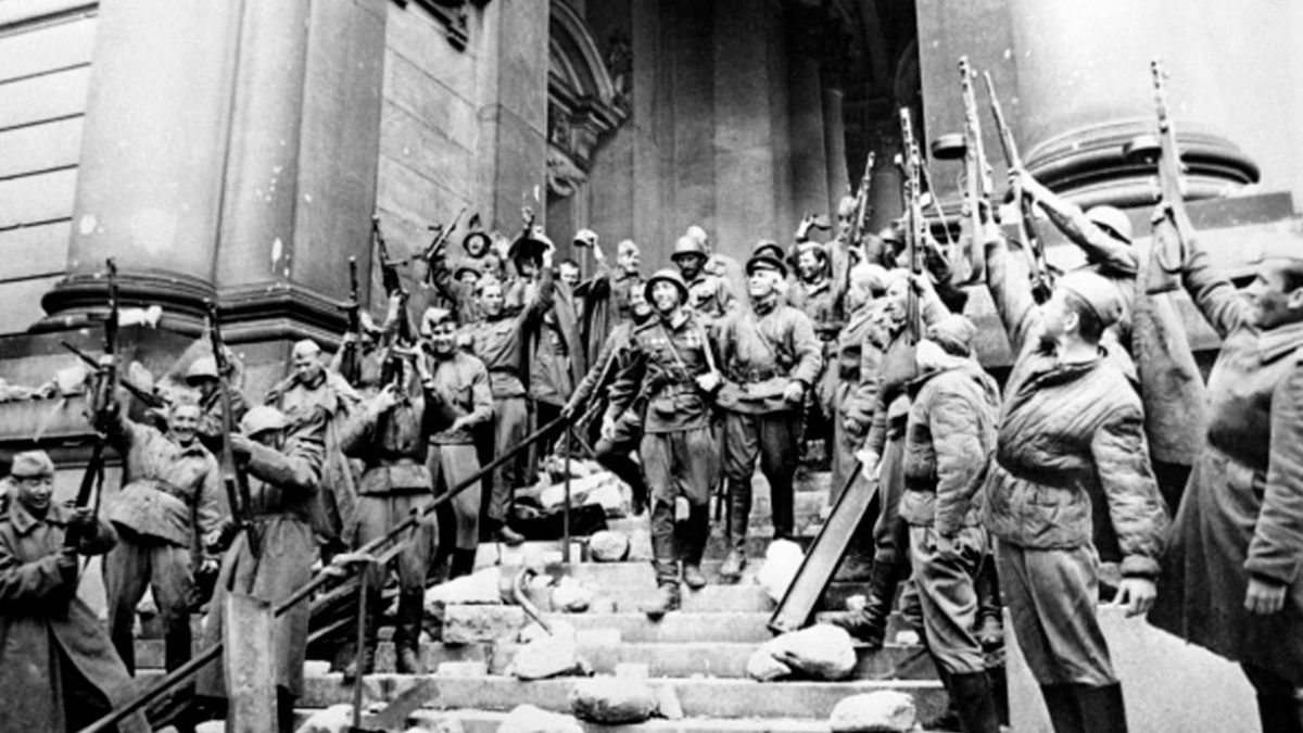 Советские солдаты в Берлине. Рейхстаг