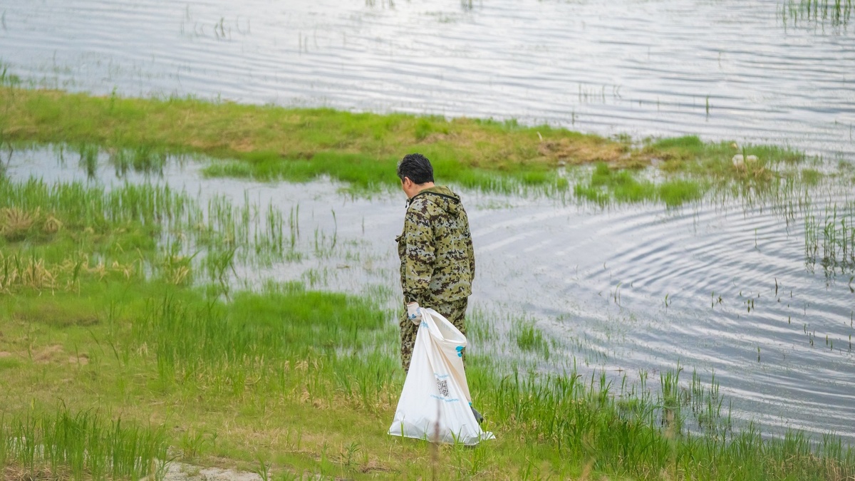    В Сургутском районе провели масштабную очистку берегов водоемов от мусора