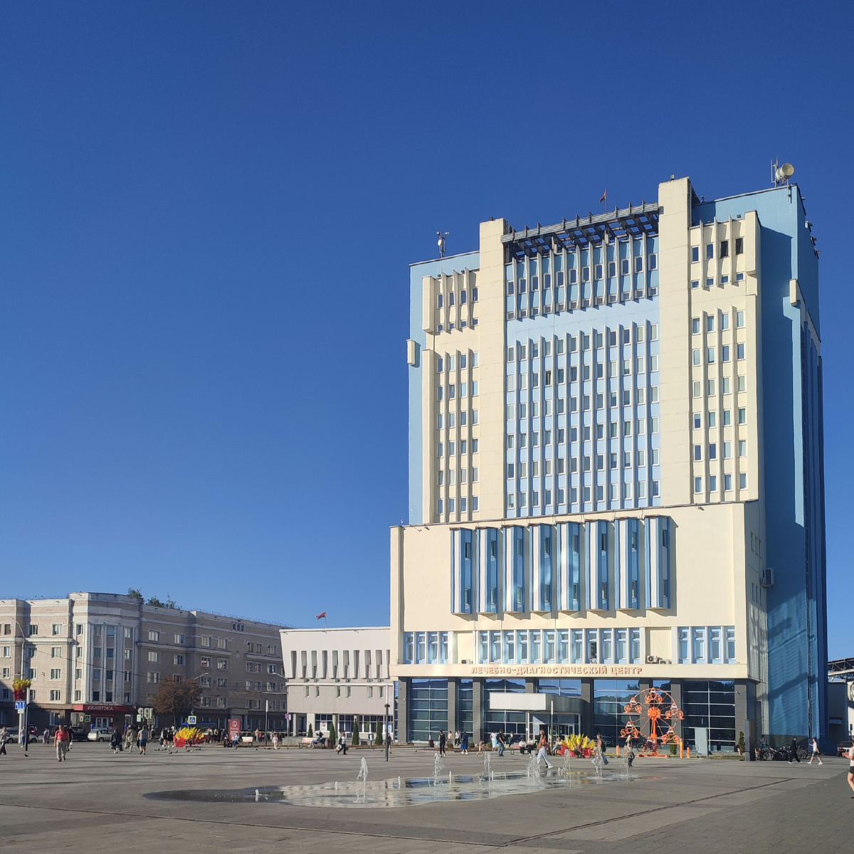 На площади перед Атриумом обычные современные здания. Горисполком, например. И этот областной диагностический центр. И фонтан!