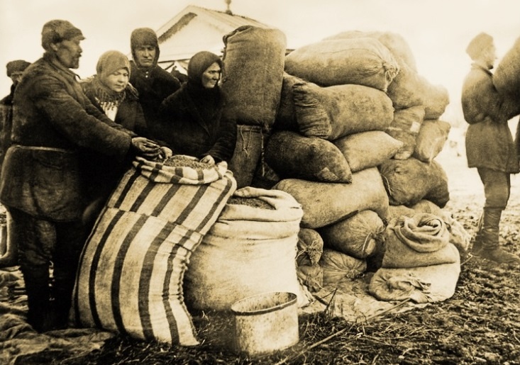 Крестьяне во время ревизии зерна.