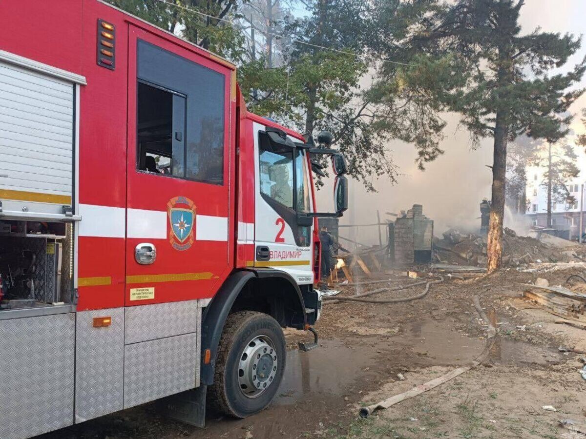    Место пожара на хозяйственных постройках во Владимире© Фото : МЧС России/Telegram
