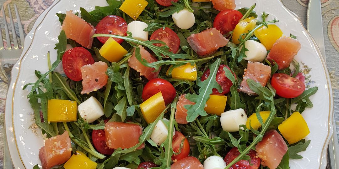Салат с сёмгой, моцареллой и овощами