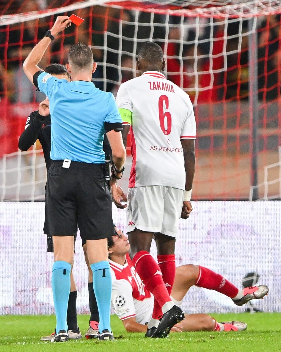 Красная карточка Эрику Гарсии. Источник фото: официальный аккаунт «B/R Football» в «Х».