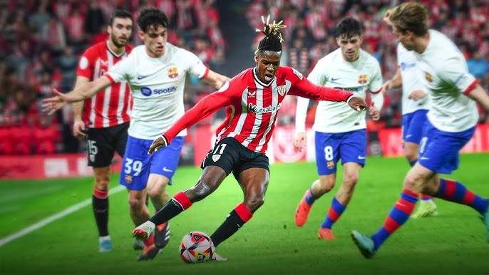 Нико Уильямс использует дриблинг против троих игроков Барселоны