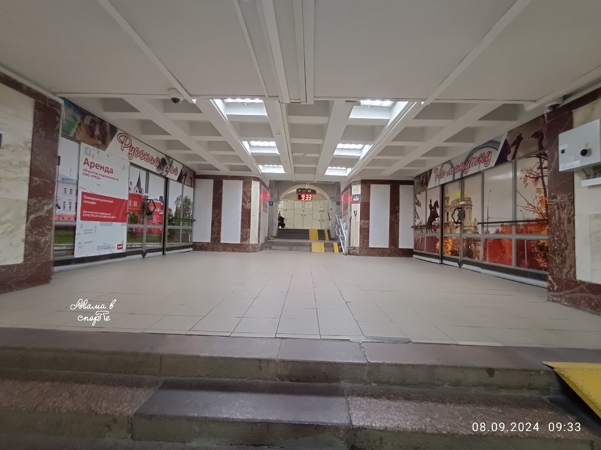 В переходе. Здесь были кафе, теперь они закрыты картинками с видами Орла.