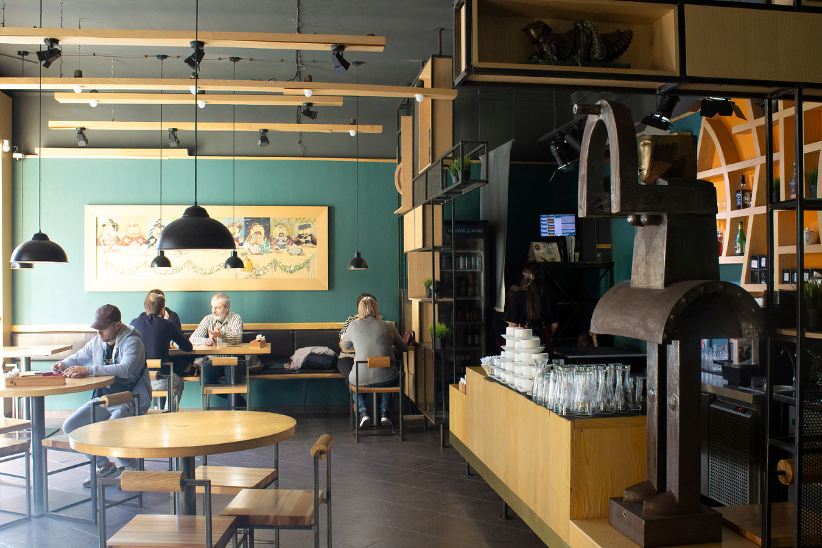 интерьер. еще был свободен столик по центру, но там сидеть неуютно.