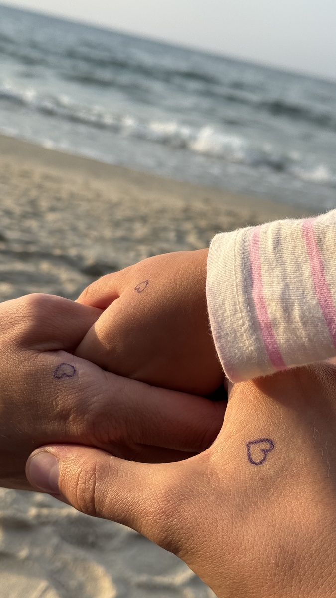 Это Зеленоградск, 2024 год, тут нас уже трое, но очень люблю это фото и это море, хоть оно и не такое теплое...