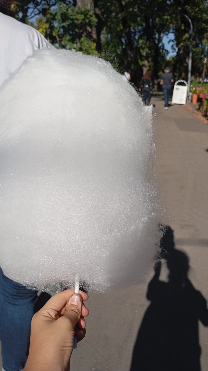 Купили сладкую вату 😋 Она была ОЧЕНЬ большой