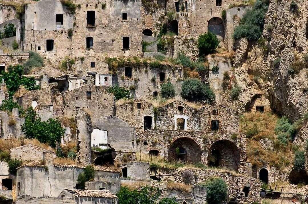 Стены пустого Крако, Италия. Источник: Яндекс картинки