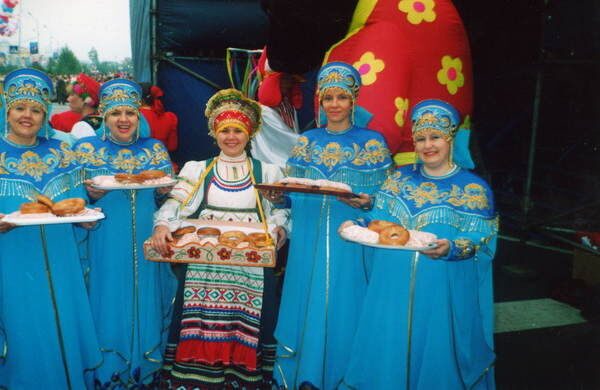 Выступаем на Масленице. Пришли не только с песнями, но и с калачами)