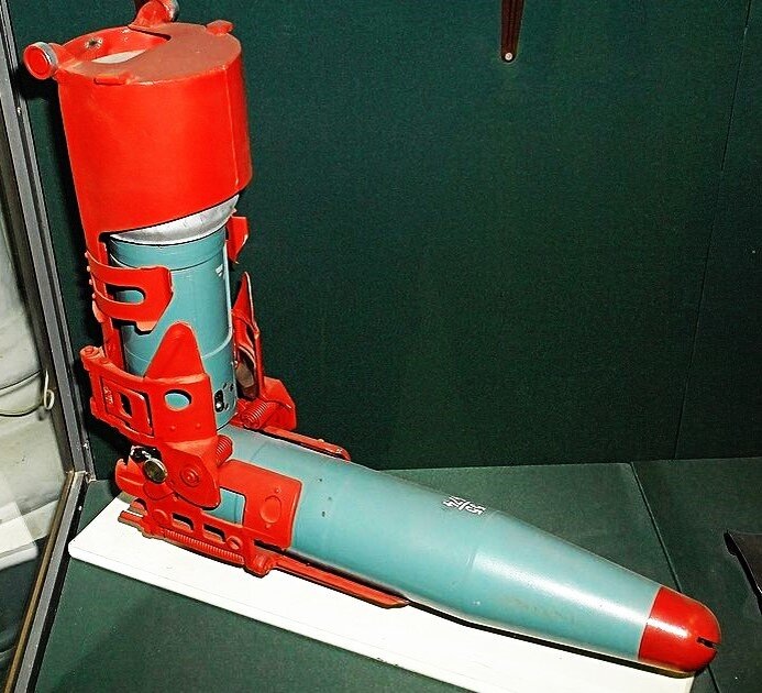 Управляемая ракета в лотке механизма заряжания.