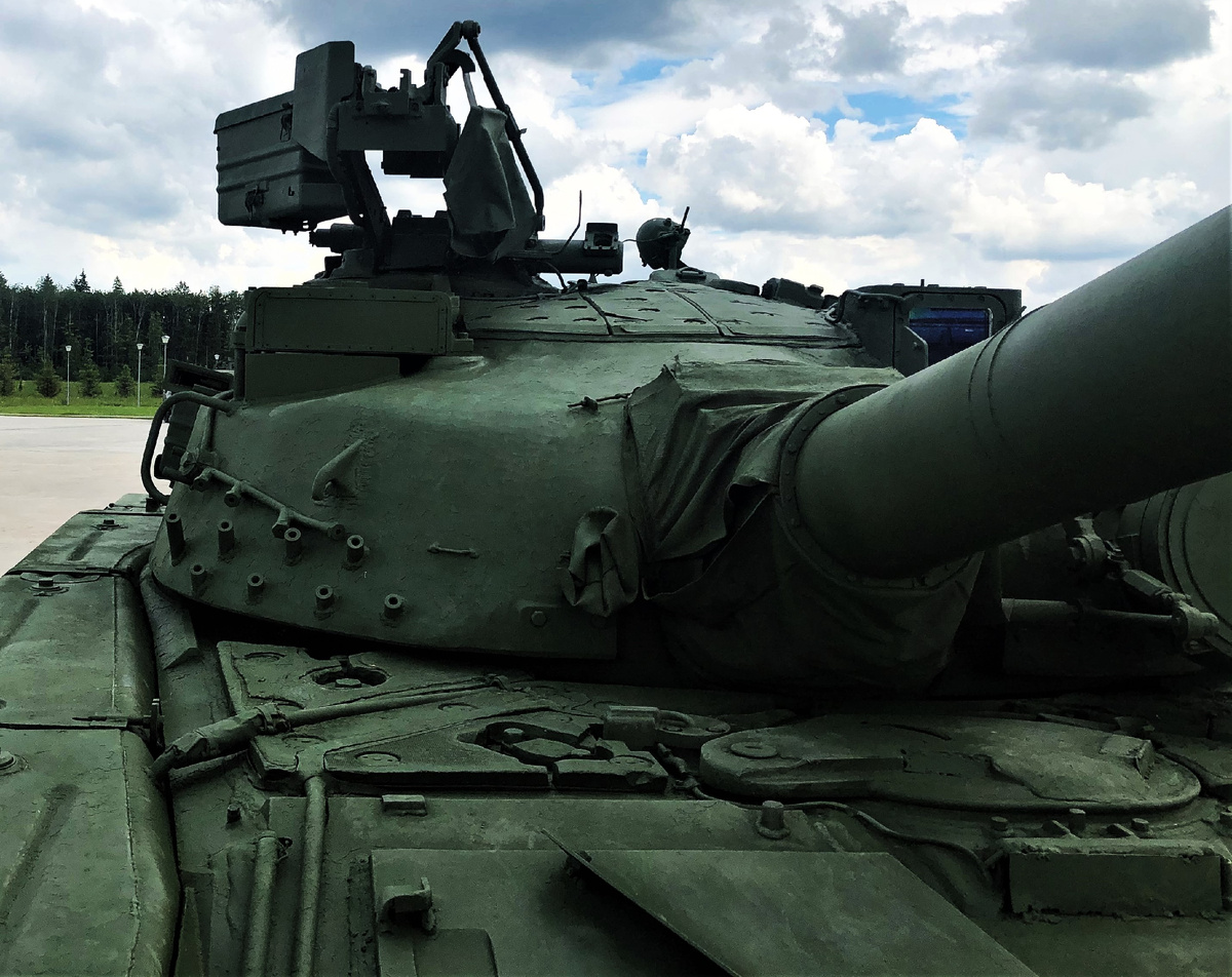 Установка антенны станции наведения КУВ на крыше башни перед командирской башенкой.