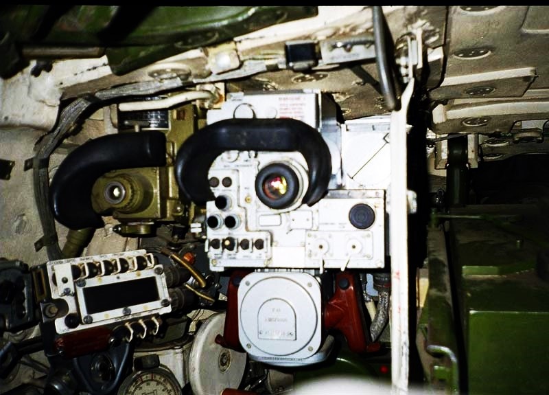 Рабочее место наводчика. В центре ПДПС 1Г42 с пультом управления; левее- ночной прицел ТПН1-49-23. Фото: btvt.narod.ru 