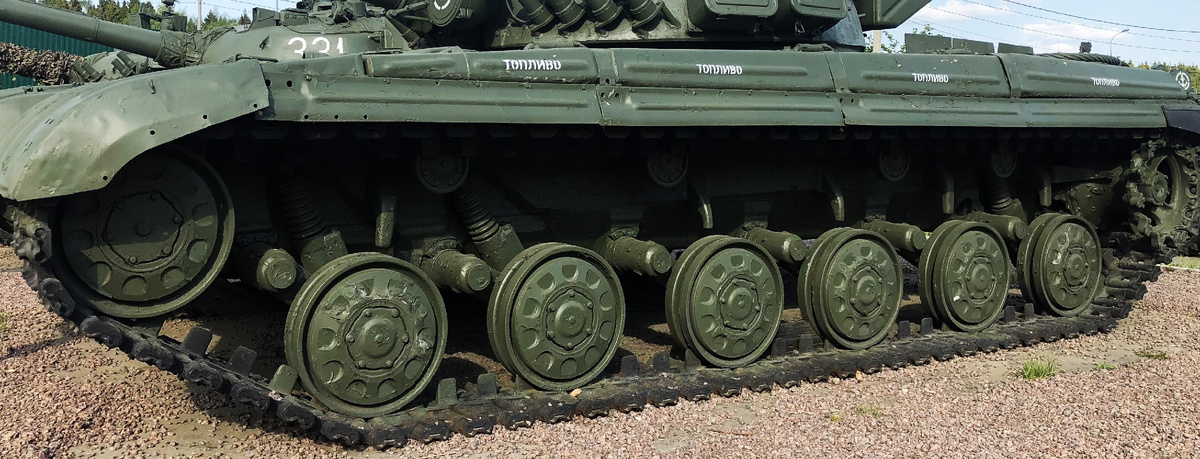 Ходовая часть серийных Т-64А/Б выпуска второй половины 70-х гг. Характерные внешние отличия- направляющие колеса, унифицированные с опорными катками, гофрированные защитные чехлы на штоках гидроамортизаторов.