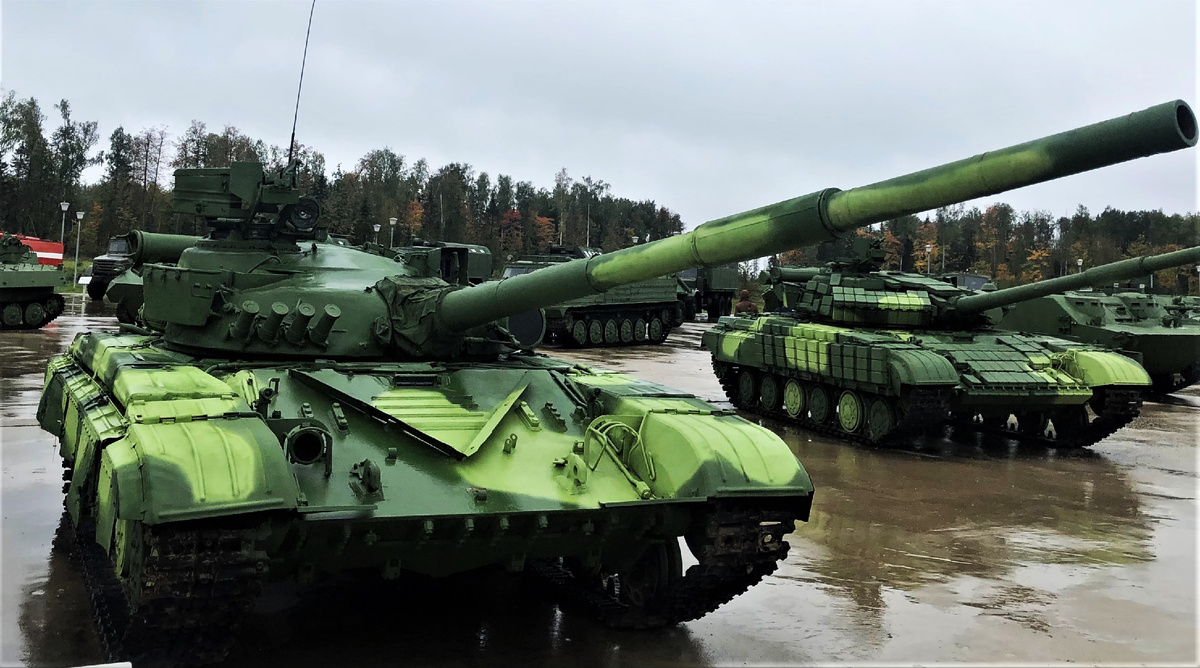 Танк вооружен пушкой 2А46М-1.