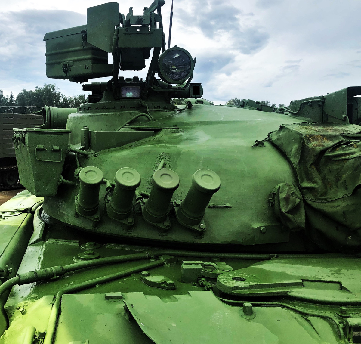 Перед командирской башенкой видно основание для крепления антенны ГТН КУВ "Кобра".