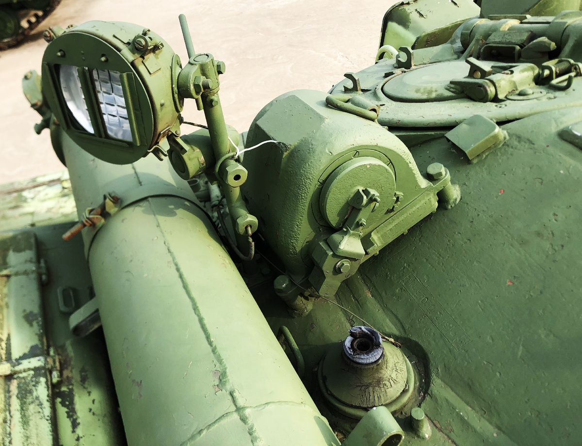 Установка датчика ветра 1Б11 в кормовой части башни.