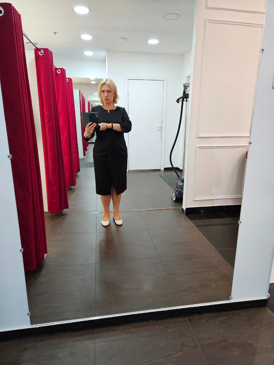 Маленькое черное с модным запахом. Только маловато немножко, запах разошелся, хоть и не сильно